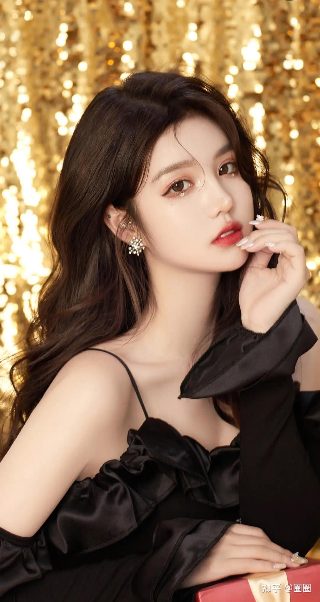 《网红情侣互撕升级，女方晒聊天记录指男方劈腿》配图