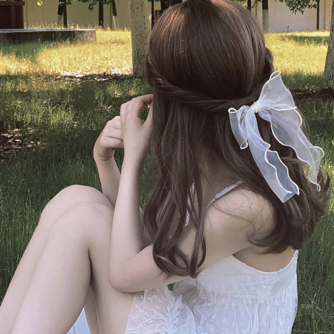 《某女星被曝与富二代秘密领证，婚戒已戴上》配图